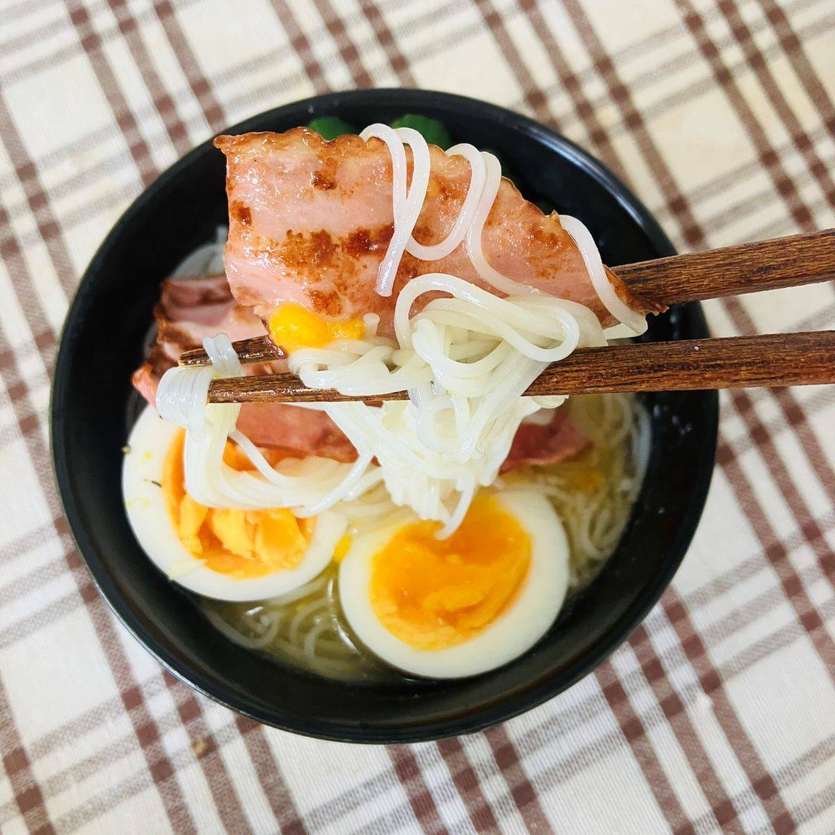 揖保乃糸公式の「冷やし鶏だしそうめん半熟たまごのせ」のレシピ