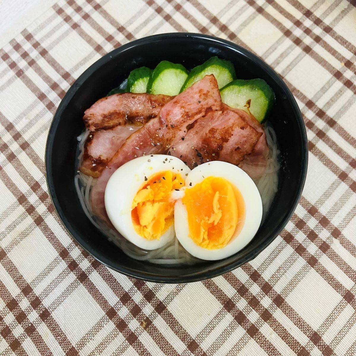 揖保乃糸公式の「冷やし鶏だしそうめん半熟たまごのせ」のレシピ