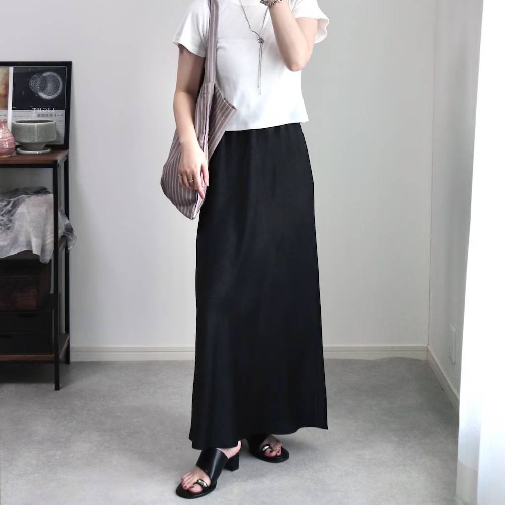 モノトーンコーデの女性