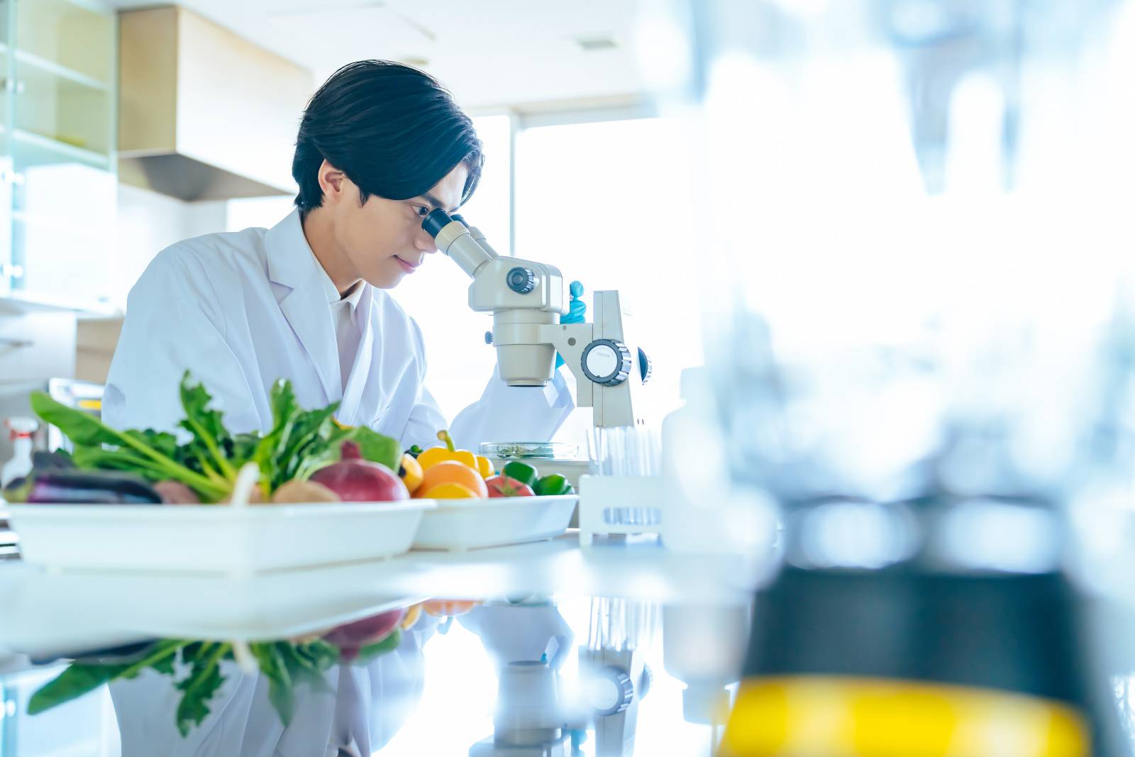 食品の研究をする男性