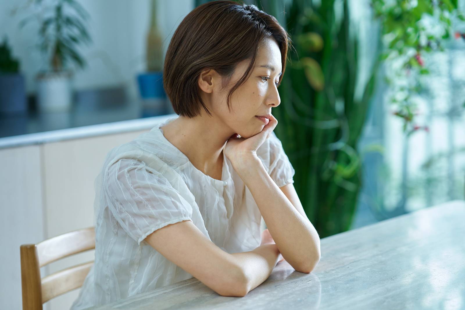 疲れた様子の女性