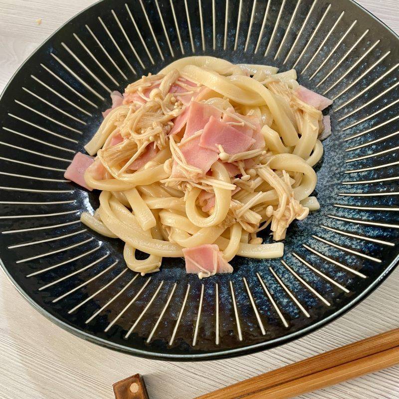 テーブルマーク公式の「えのきバターうどん」のレシピ