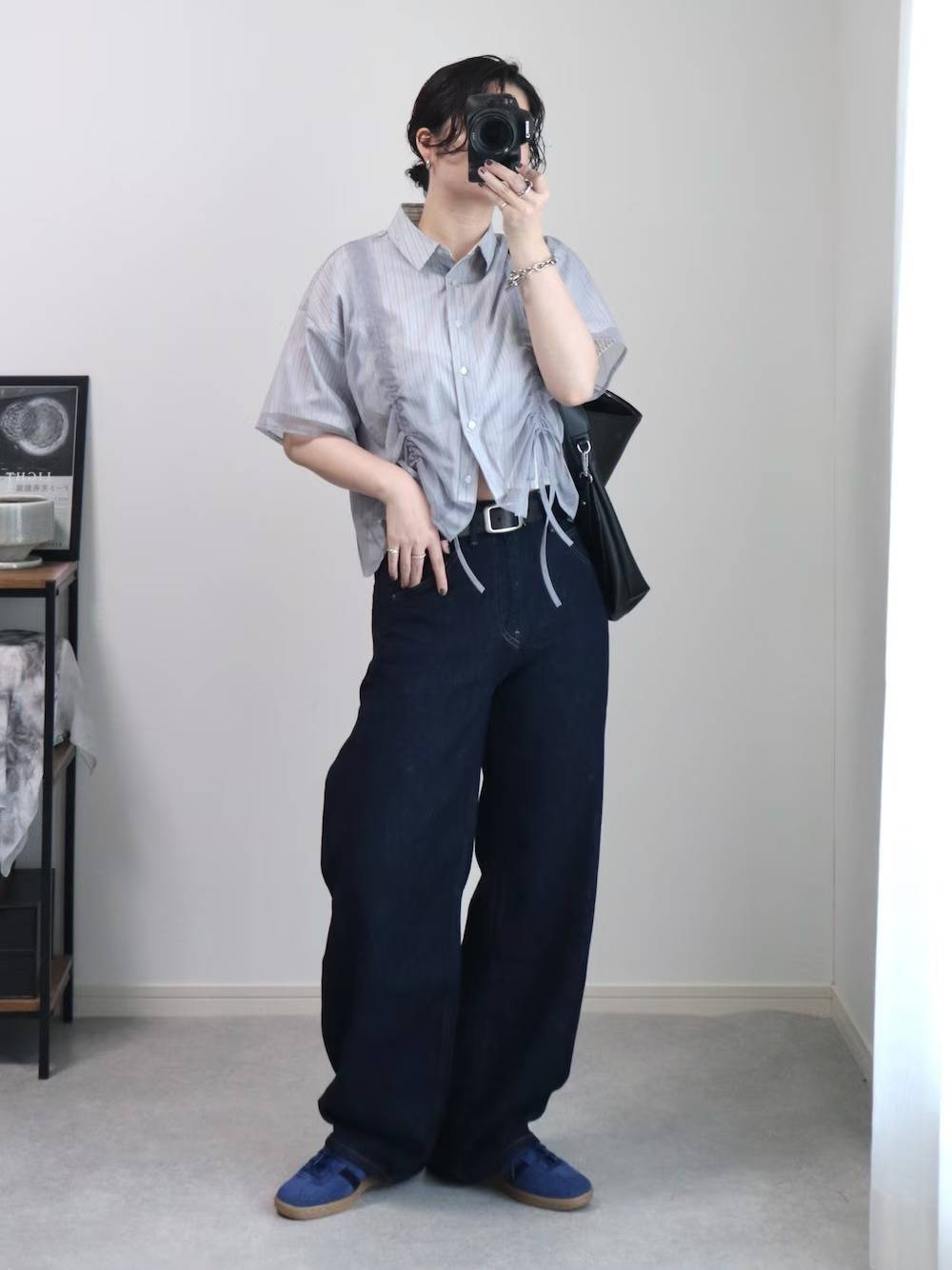 シャーリングシャツ×デニムパンツ