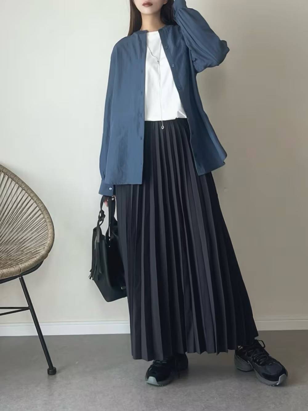 バンドカラーシャツ×プリーツスカート