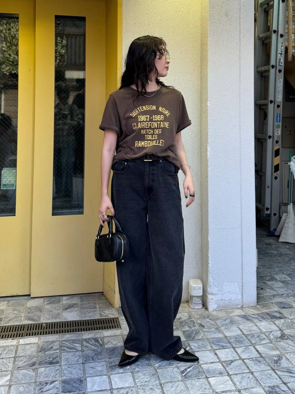 ブラウンのロゴTシャツを合わせる！