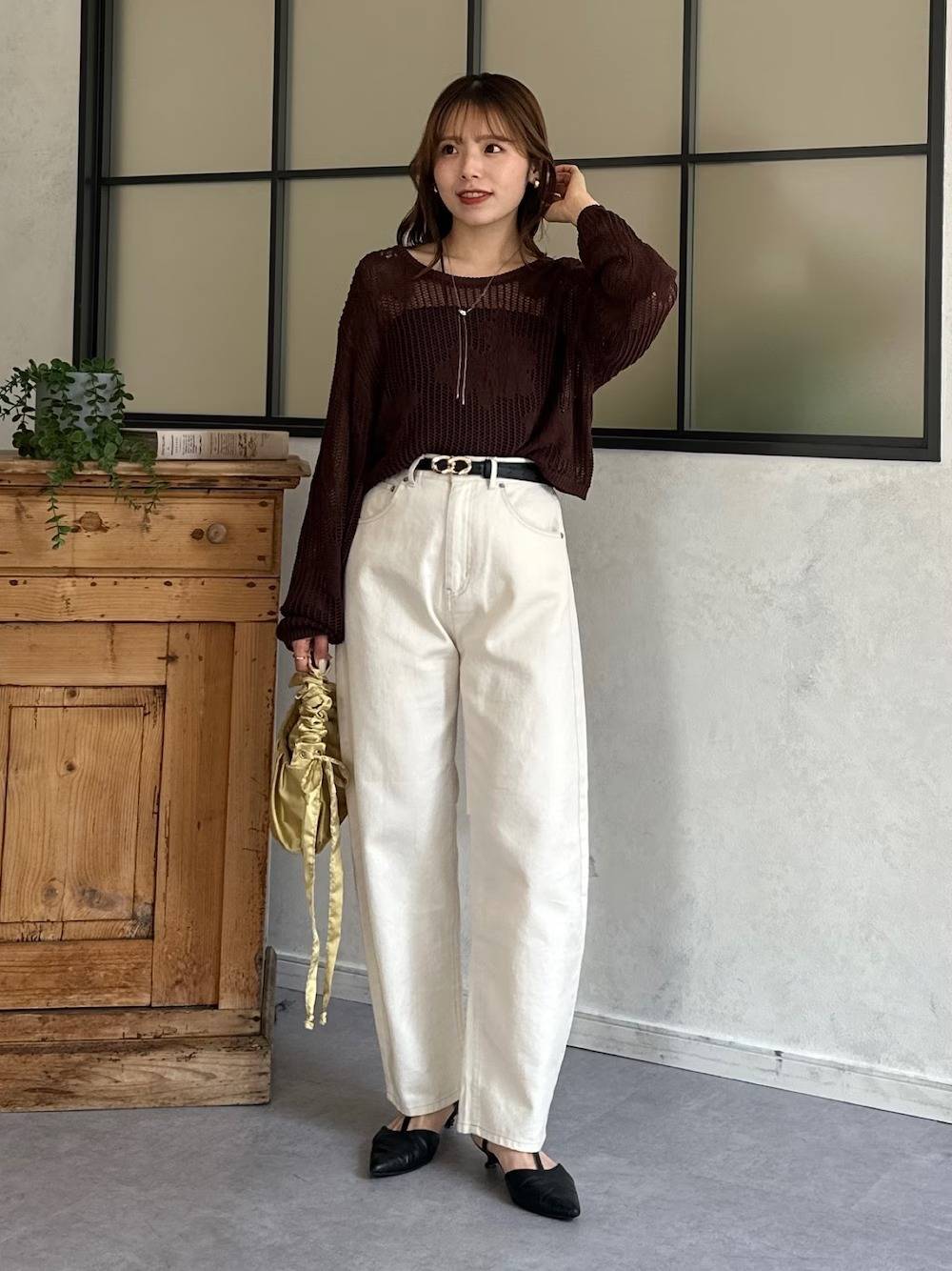メッシュ編みニット×デニムパンツ