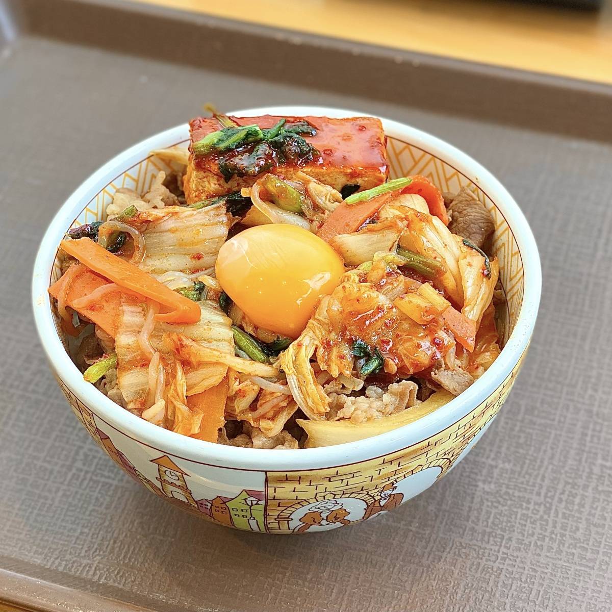 すき家の「月見辛旨すきやき牛丼」