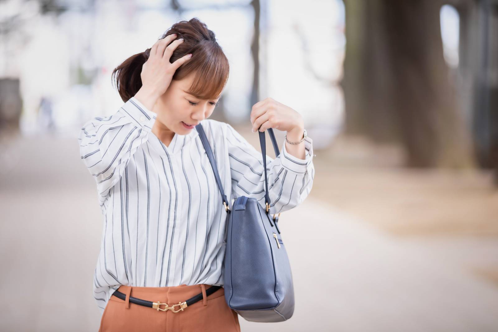 忘れ物をする女性