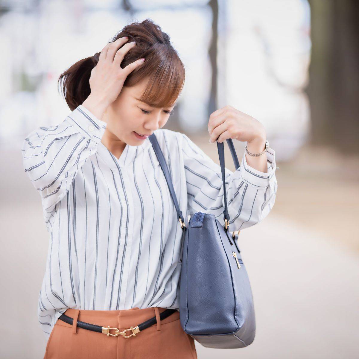 忘れ物をする女性