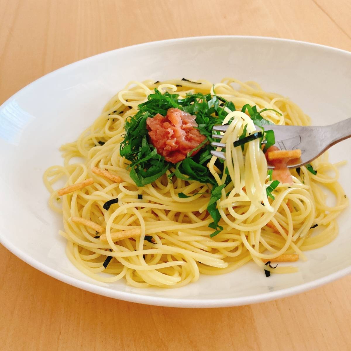 永谷園公式の「お茶づけの素で簡単!梅&しそのパスタ」のレシピ