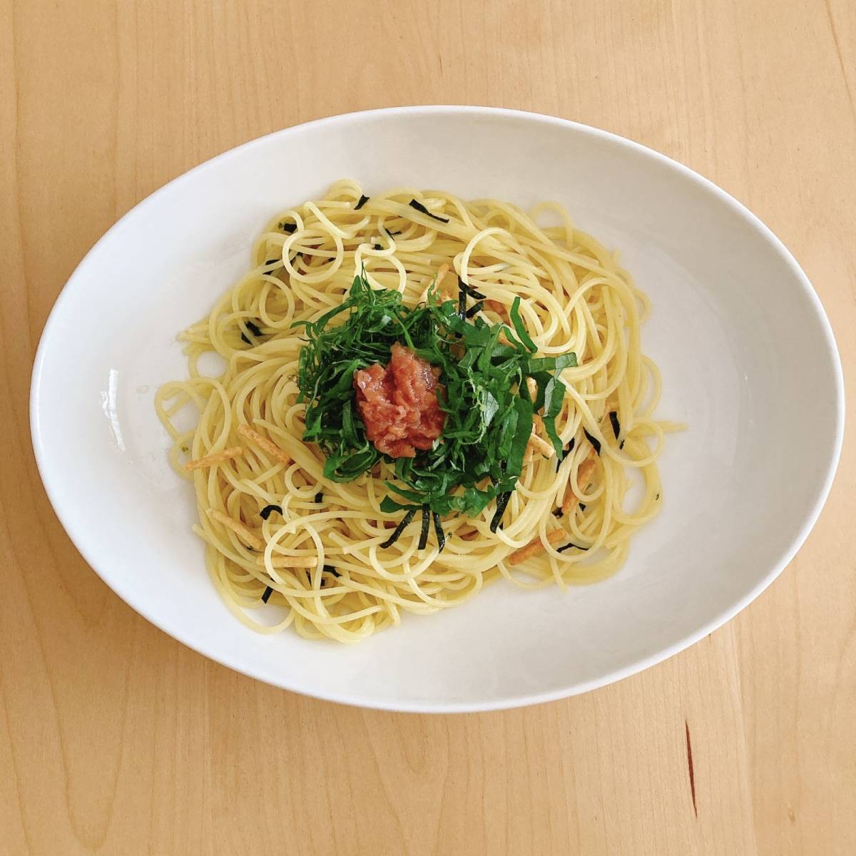 永谷園公式の「お茶づけの素で簡単!梅&しそのパスタ」のレシピ