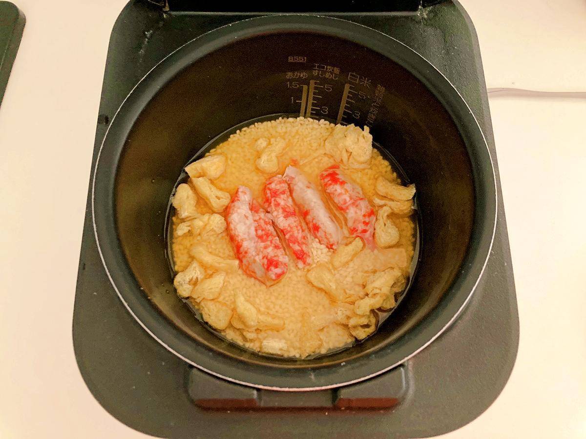 炊く前のほぼカニ炊き込みご飯の様子