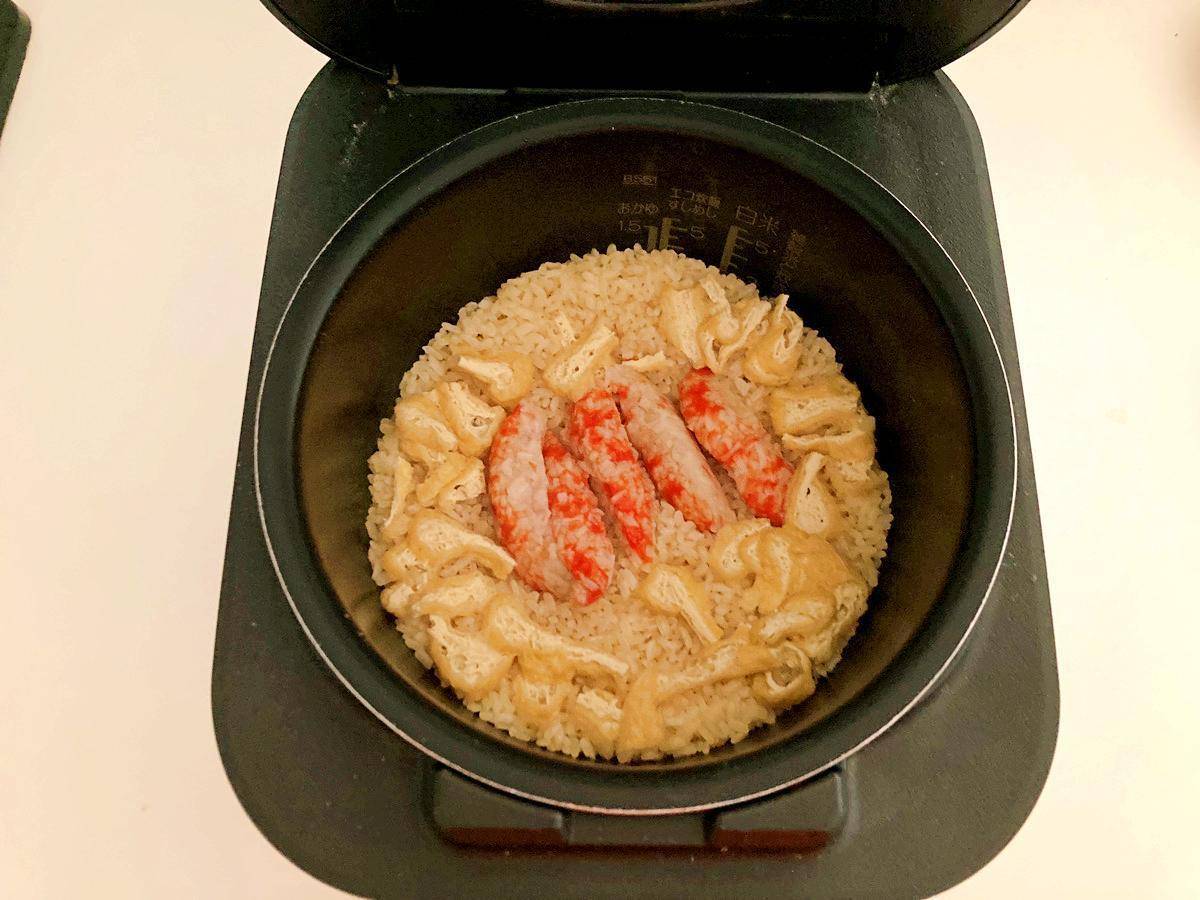 炊きあがったほぼカニの炊き込みご飯