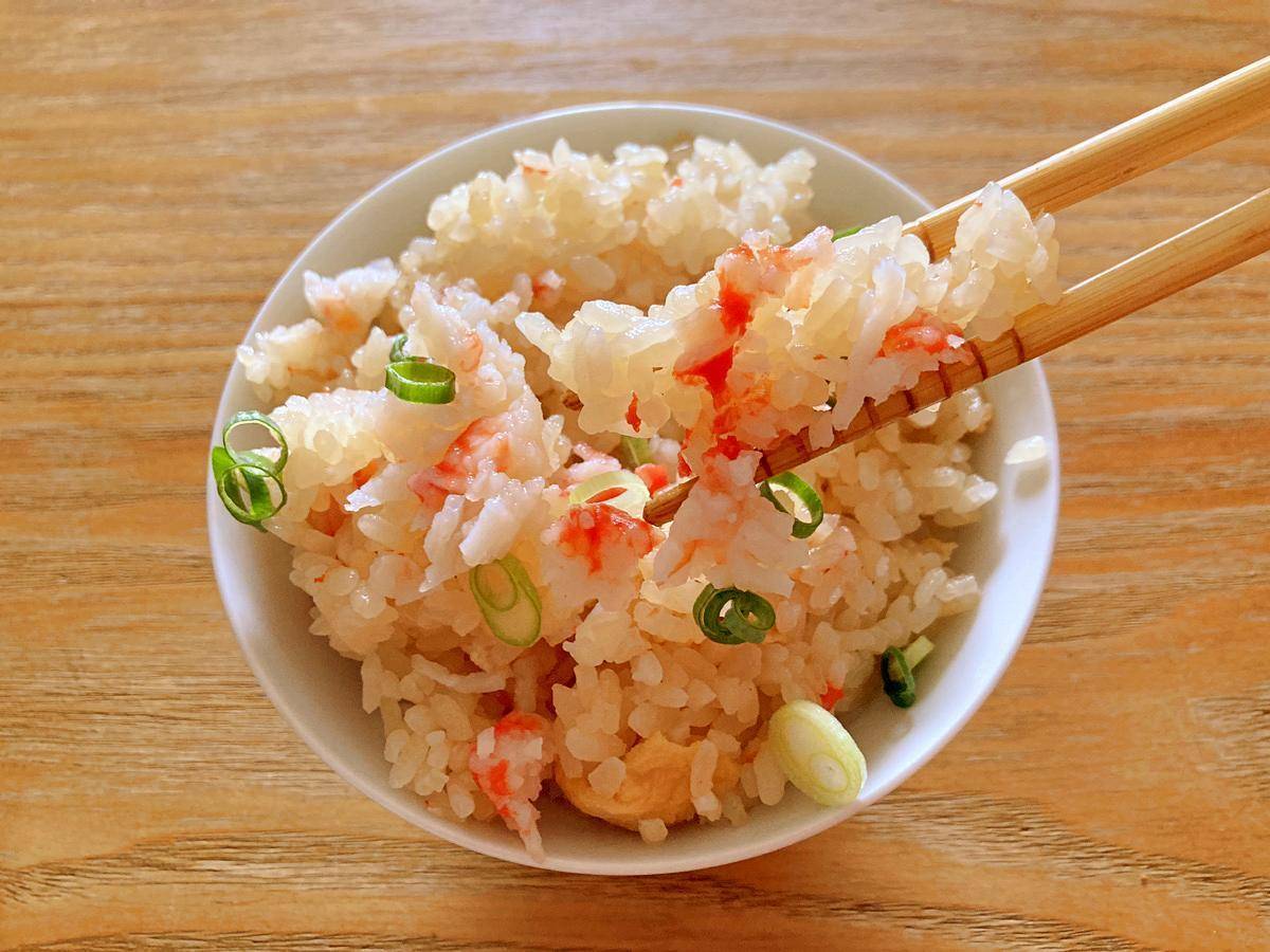 茶碗に持ったほぼカニ炊き込みご飯