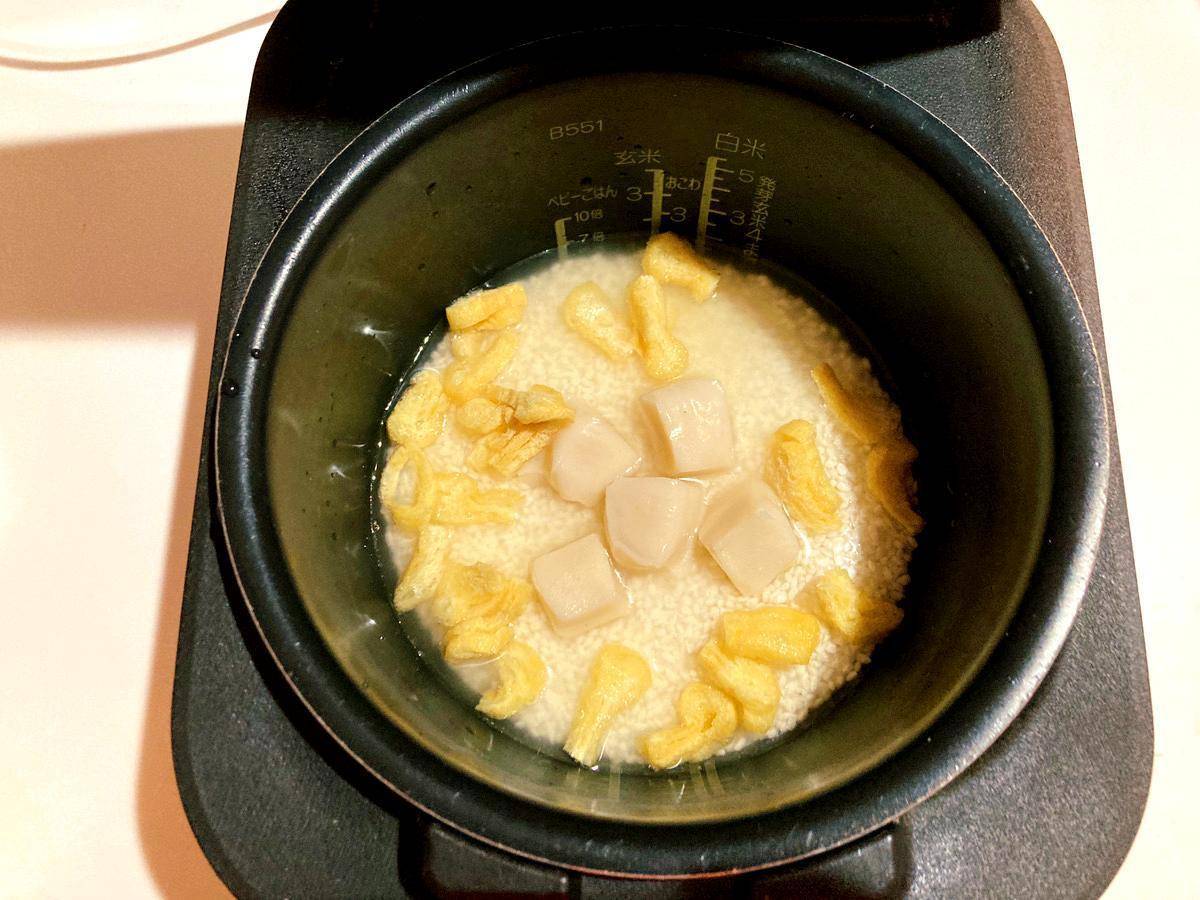 ほぼホタテで作る中華風炊き込みご飯の炊飯前の様子
