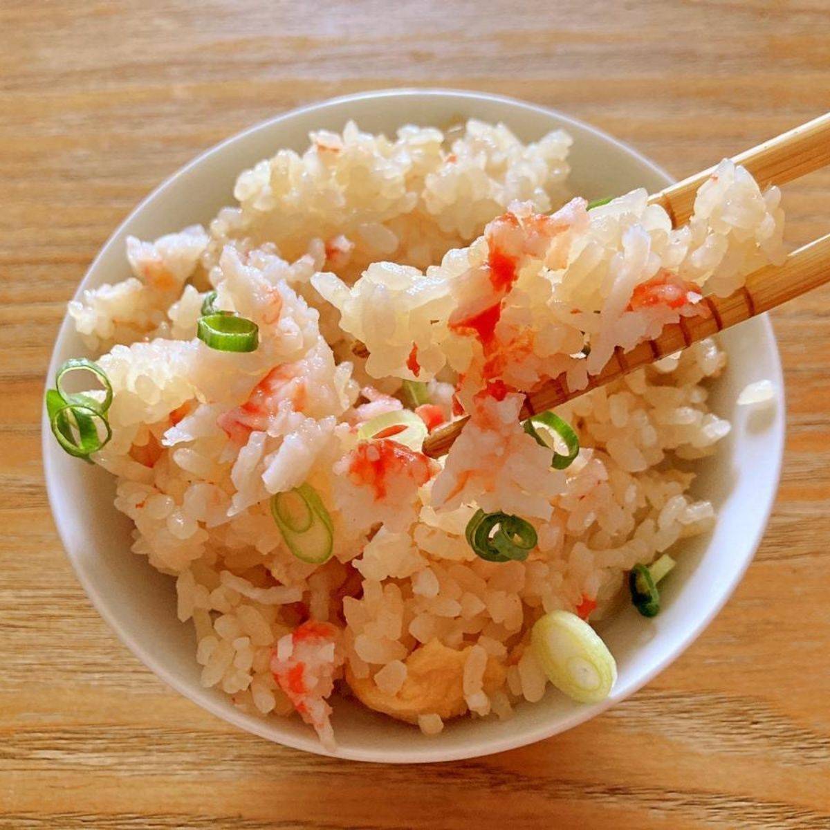 茶碗にもったほぼカニ炊き込みご飯