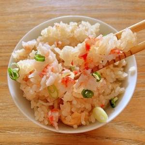  茶碗にもったほぼカニ炊き込みご飯 