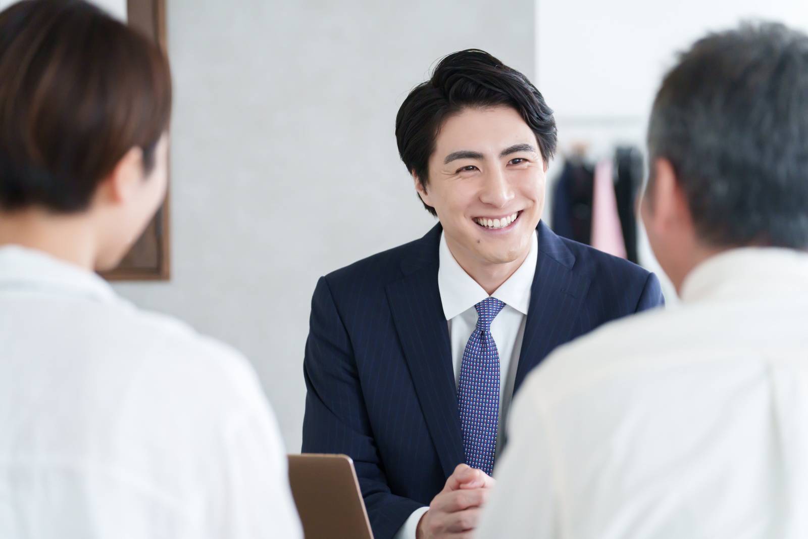 打ち合わせする営業マン