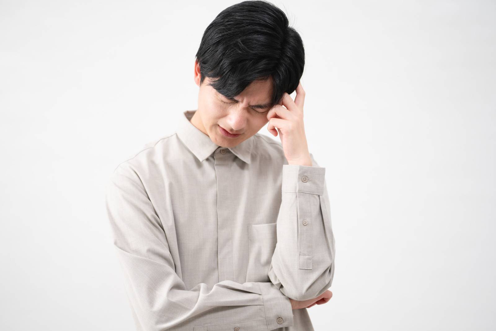 悩む男性