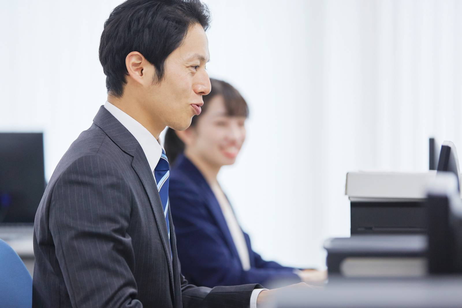 デスクワークをする男性