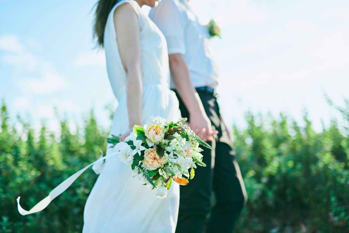 結婚式を挙げる男女