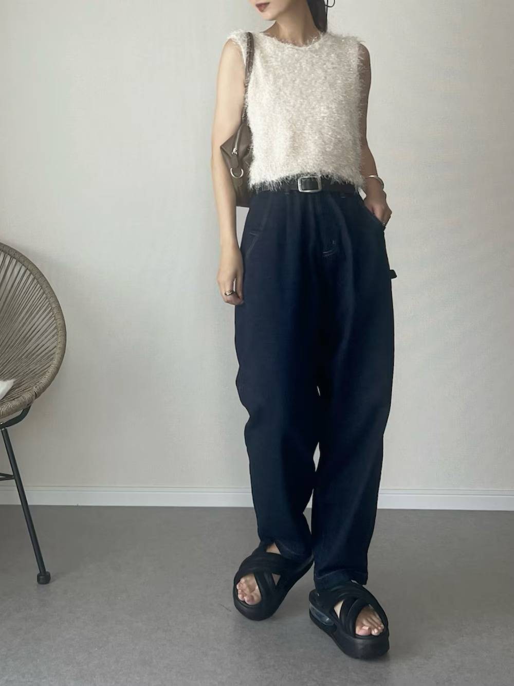 フェザー素材のトップスを合わせる♡