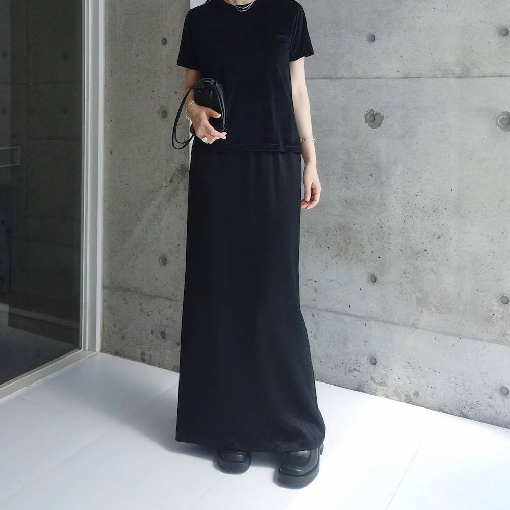 オールブラックコーデの女性