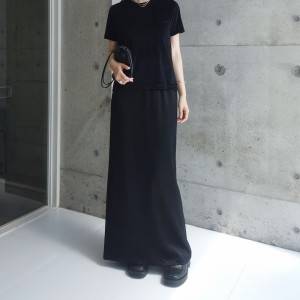  オールブラックコーデの女性 