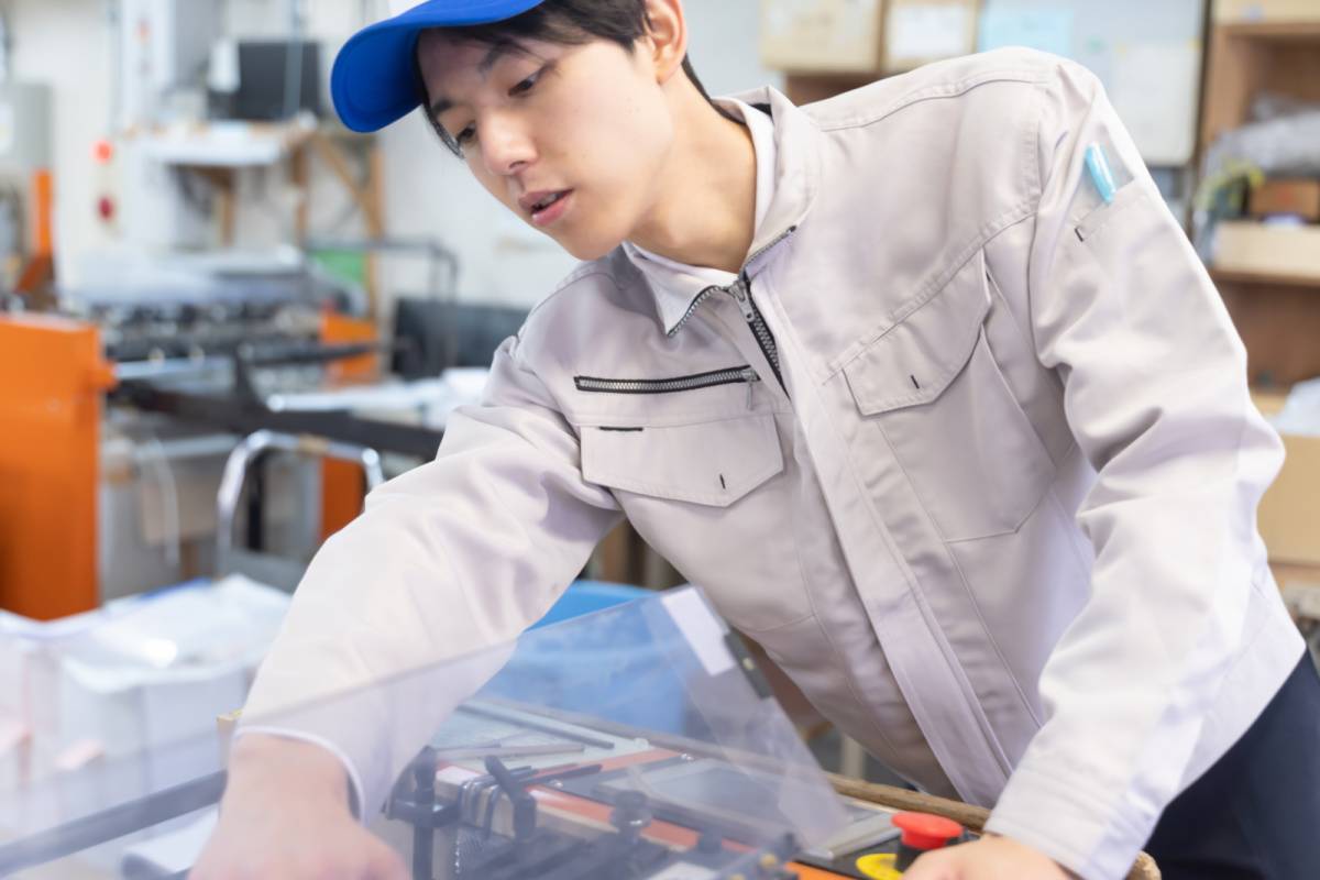 工場で働く男性