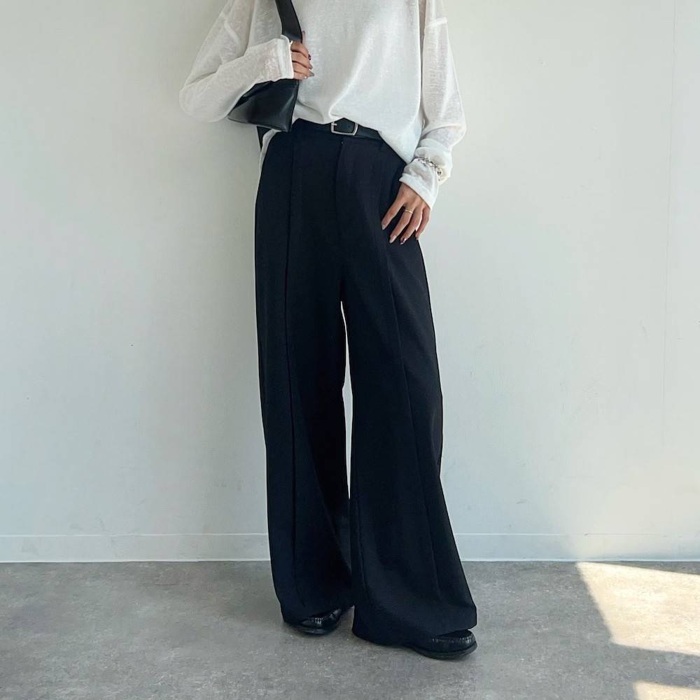 モノトーンコーデの女性