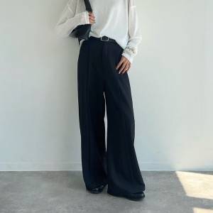  モノトーンコーデの女性 