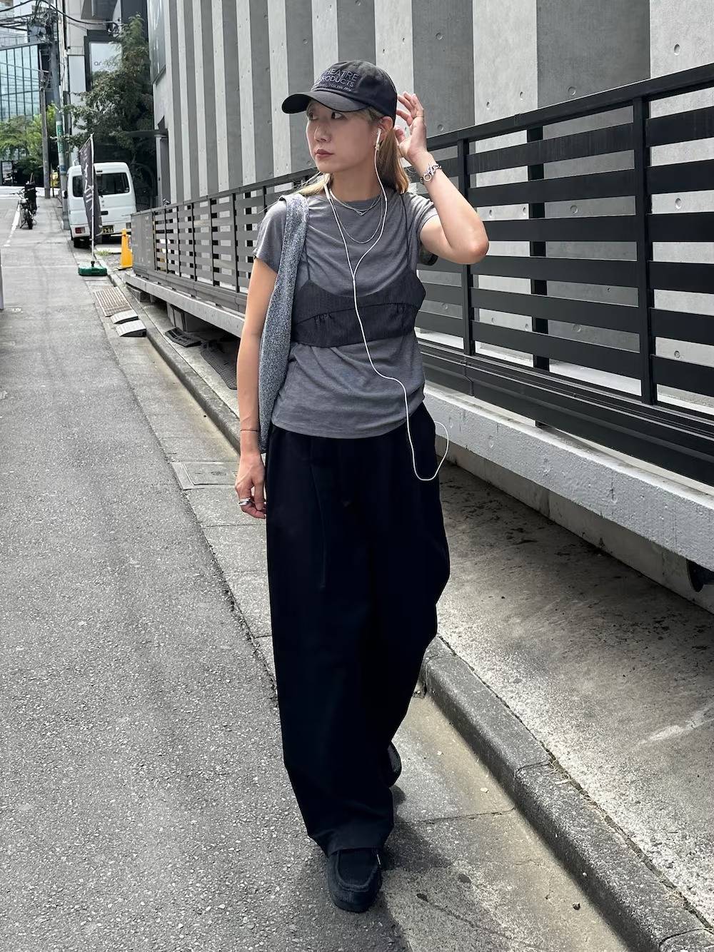 Tシャツ×ビスチェの重ね着が◎