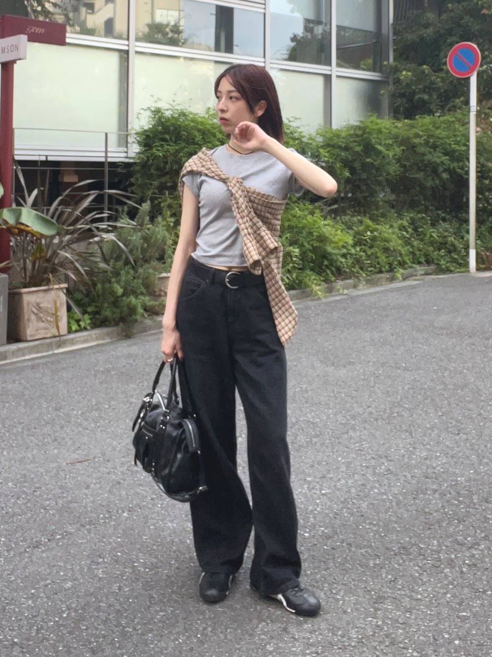 チェック柄のシャツをたすき掛けする！
