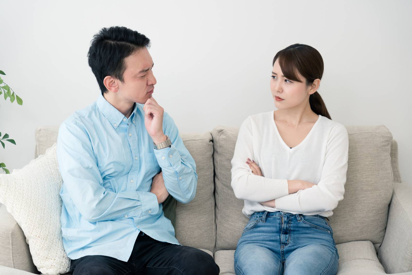 相談をする夫婦