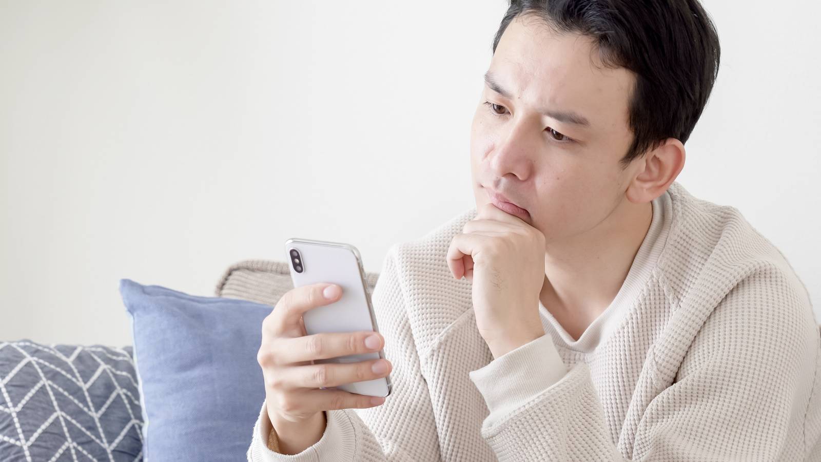 スマートフォンを眺める男性