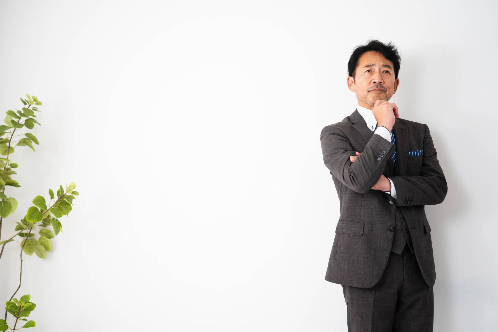 悩む男性