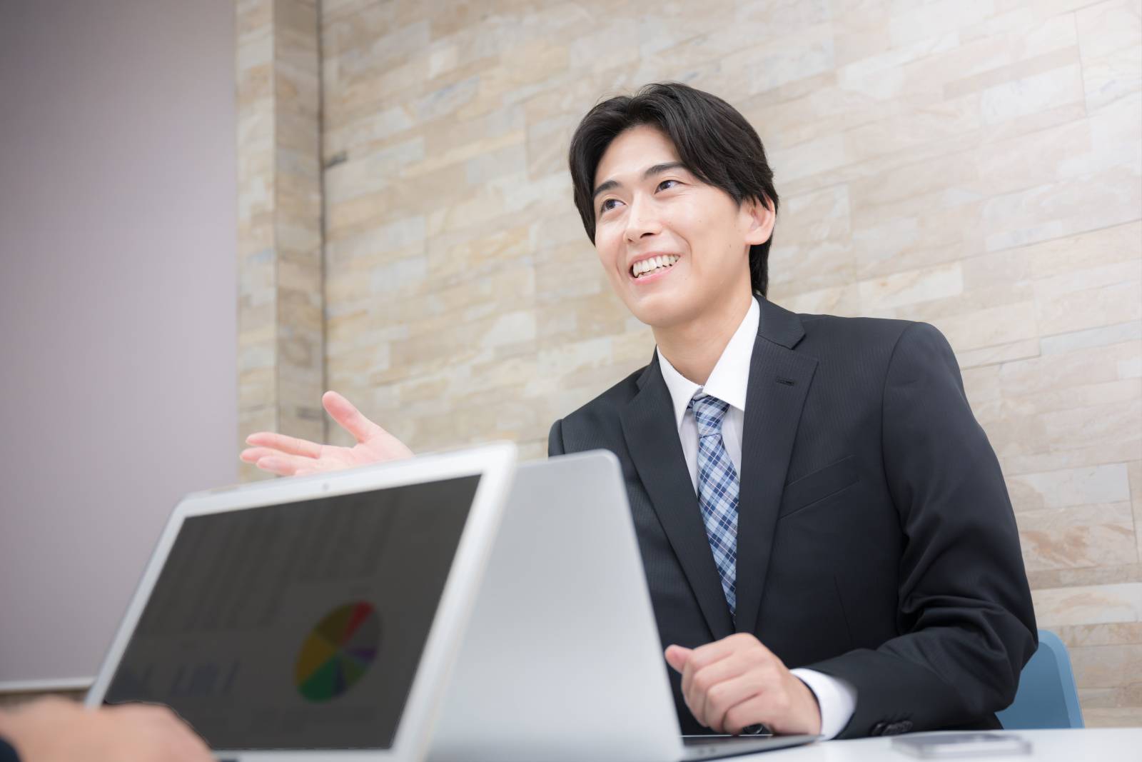営業をする男性