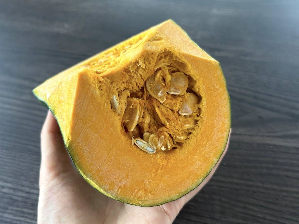 手に持ったかぼちゃ