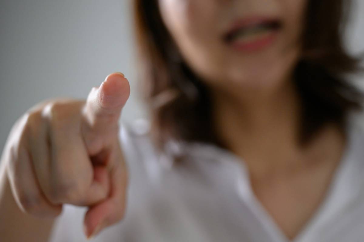 指を差し怒っている女性