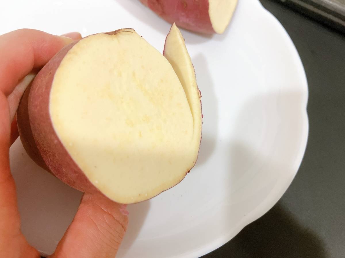 皮をむいている途中のさつまいも