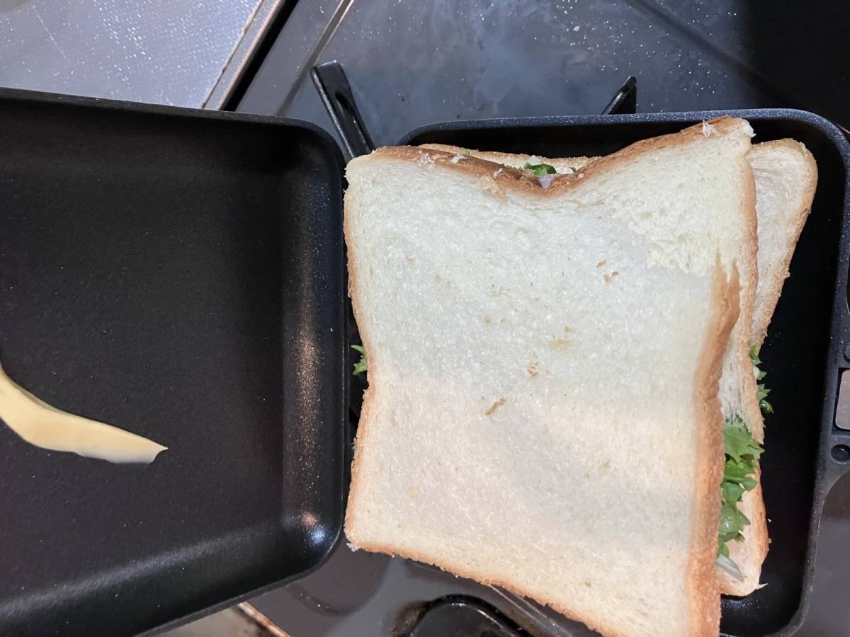 ホットサンドパンにのせたサンドイッチ