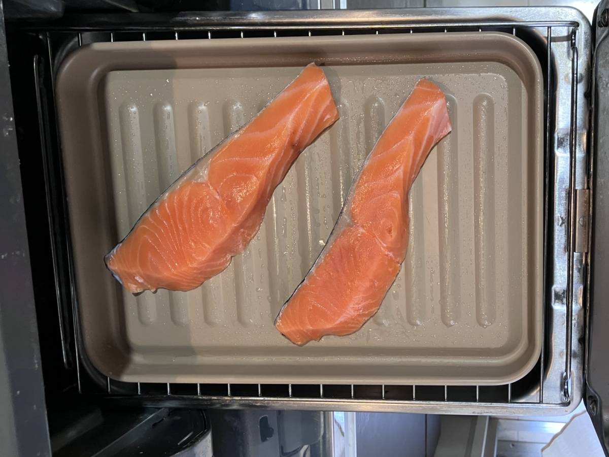 グリルプレートにのせた鮭
