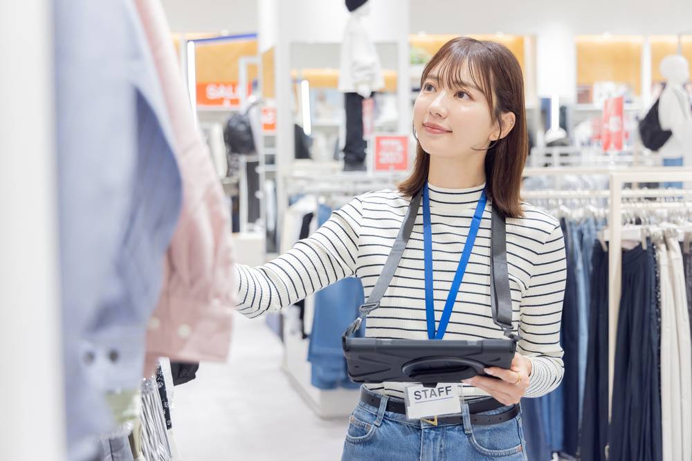 アパレル店で働く女性