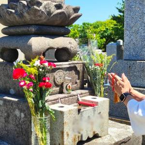  【お彼岸】お墓参りでお供えするお花の選び方＆供え方 
