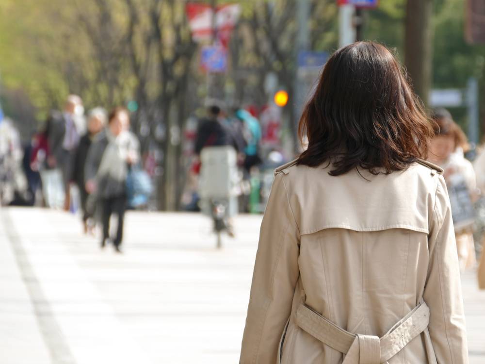 後ろ姿の女性