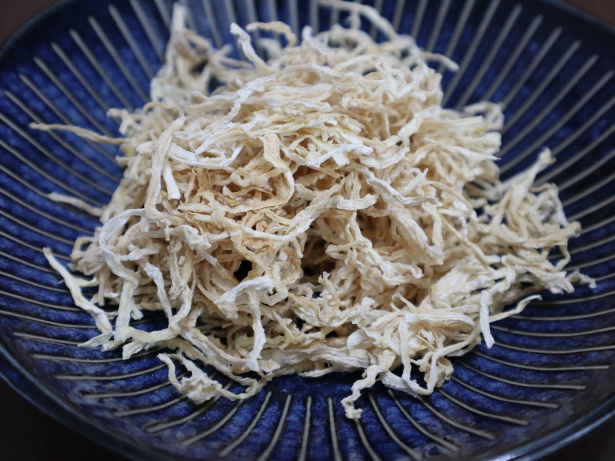 青いお皿に盛られた切干大根