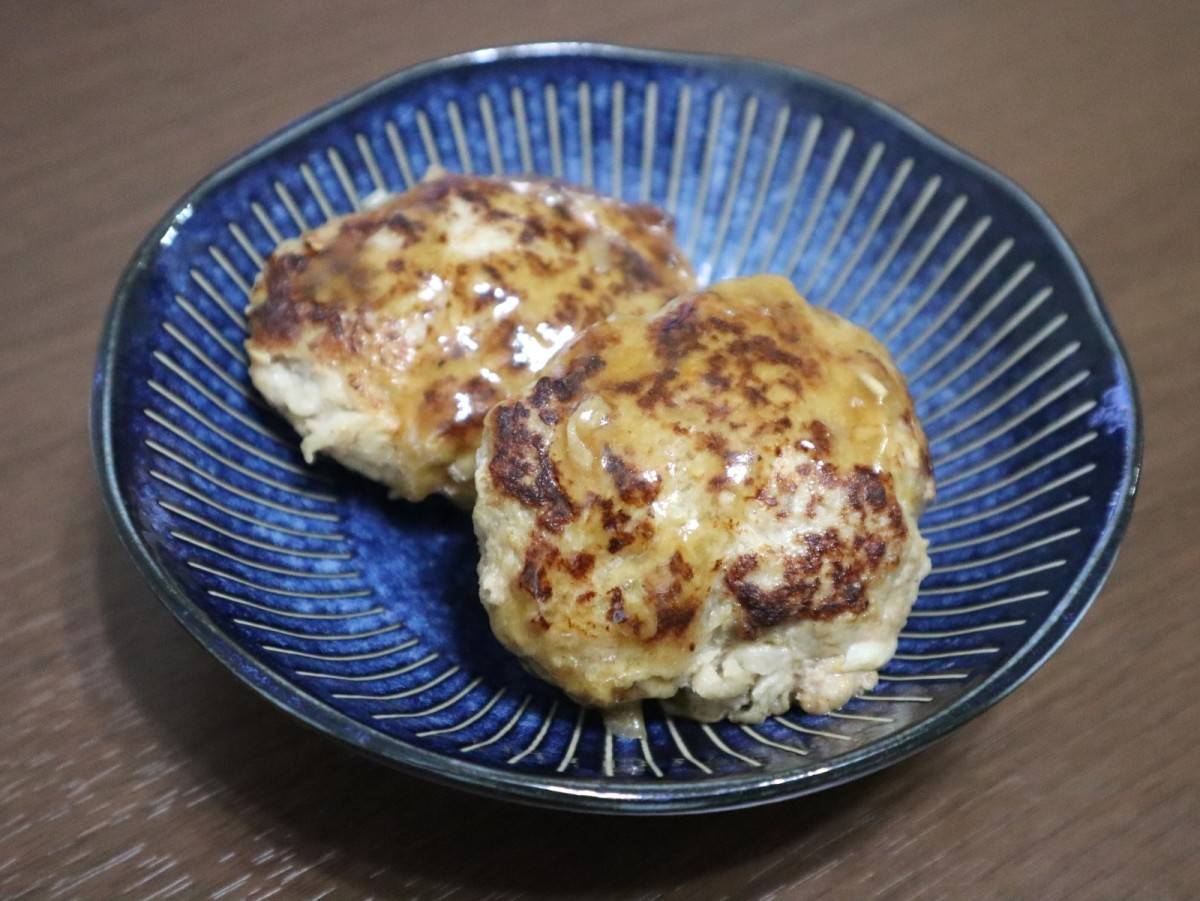 青いお皿に盛られた切干大根ハンバーグ