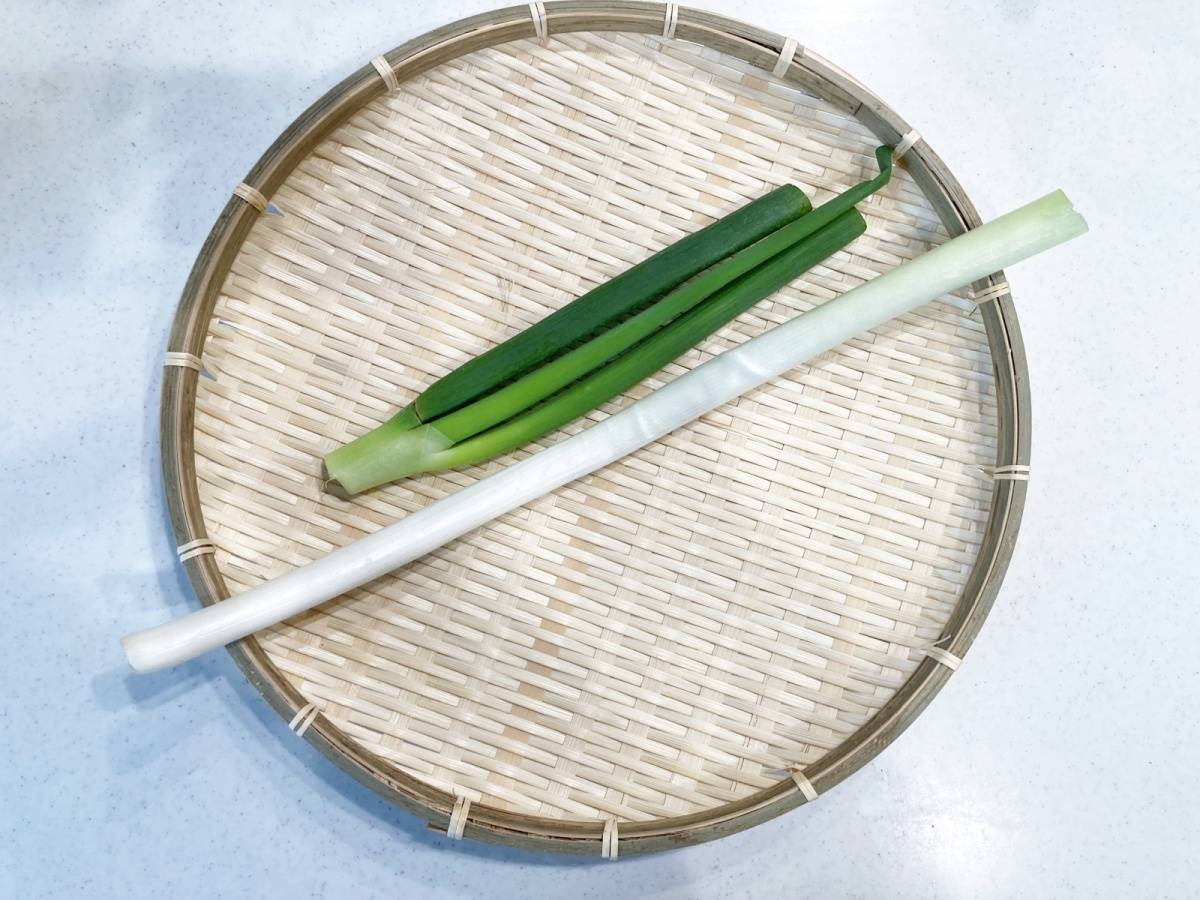 長ねぎ青い部分と白い部分を分けてざるに乗せた画像