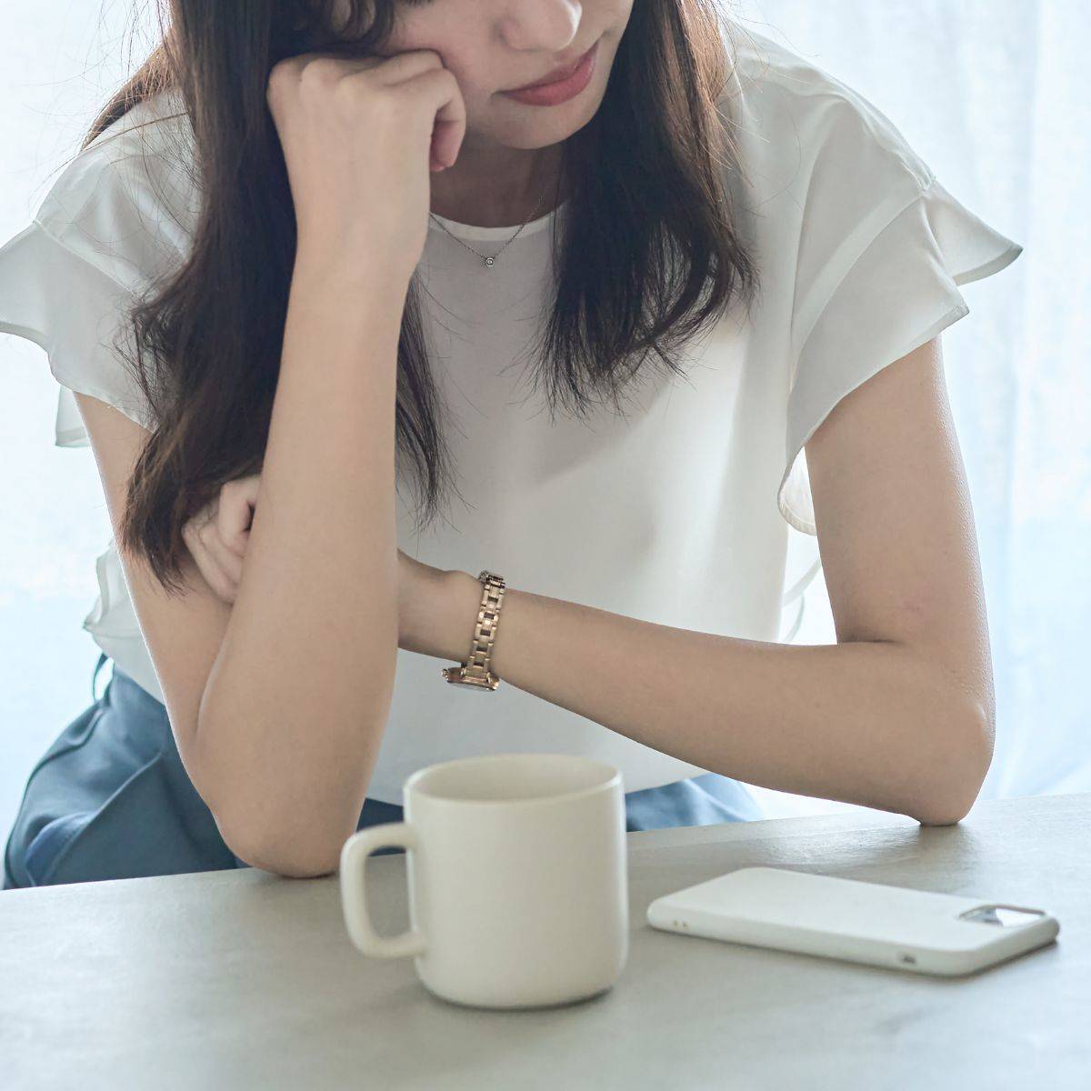 悩んでいる女性