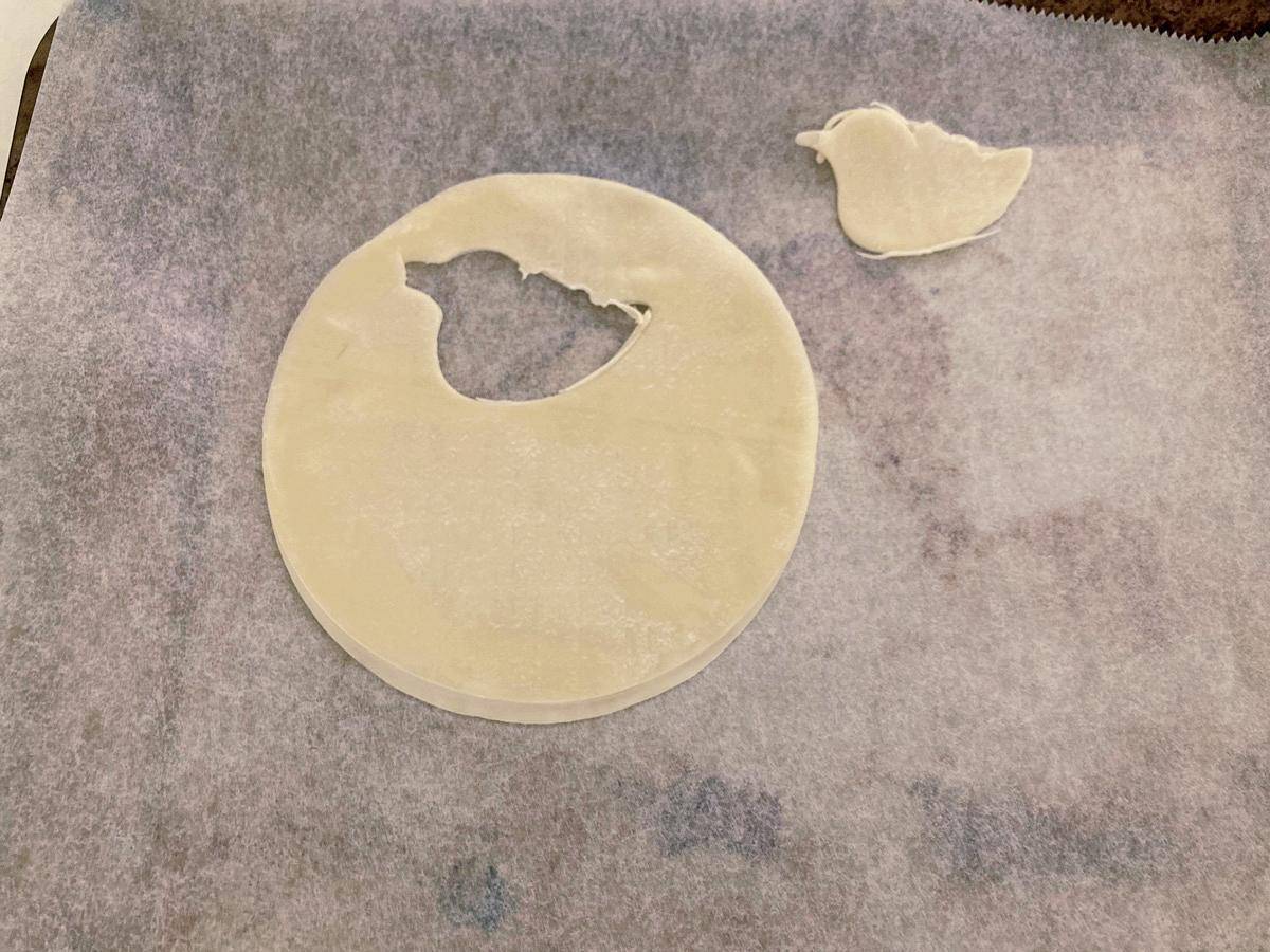 餃子の皮を重ねて型で抜いている様子